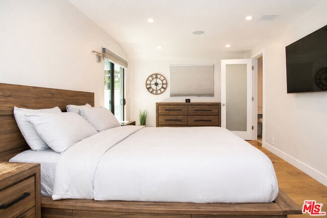 Building Photo - 6329 Jumilla Ave