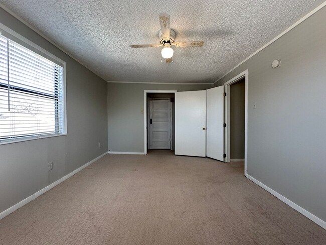 Building Photo - Beautiful 3 Bed / 2 Bath Two-Story Home