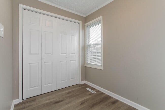 Building Photo - 1028 Midland Ave
