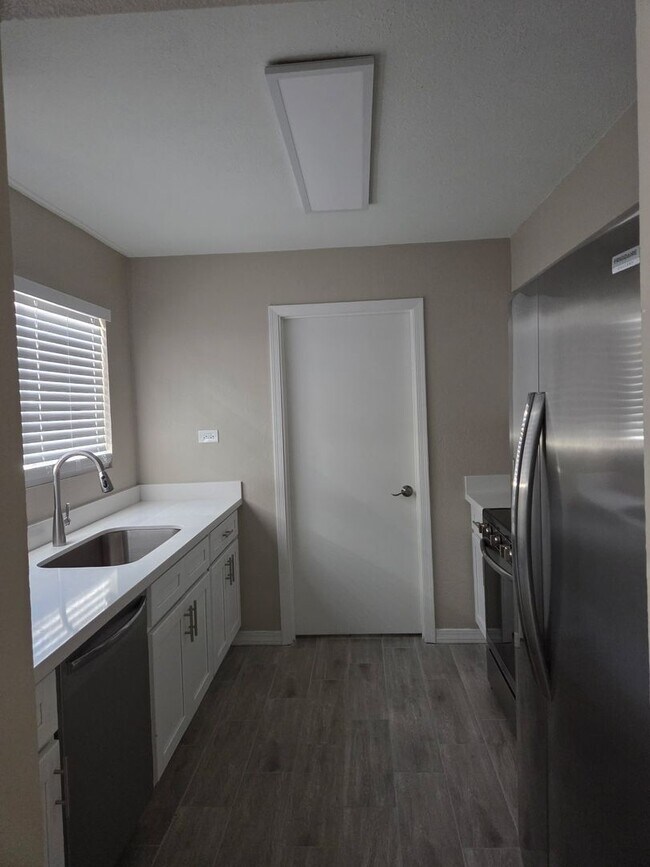 Building Photo - *JUST REMODELED* 2 bed 1 bath townhouse***2 WEEKS FREE OFF FIRST MONTH RENT***