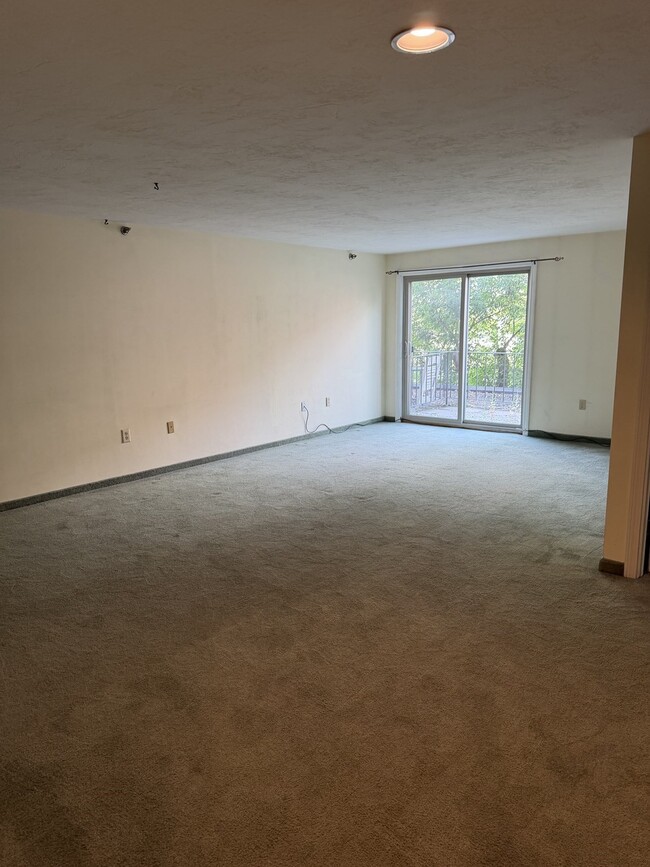 Building Photo - 44 Elm St