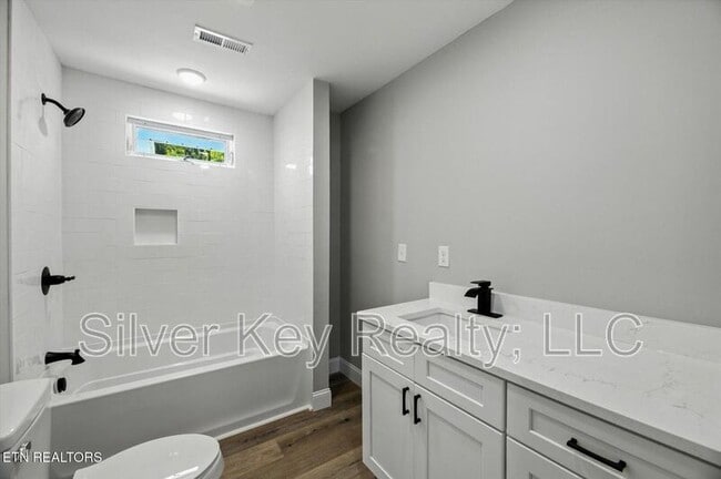 Building Photo - 1309 Summit St