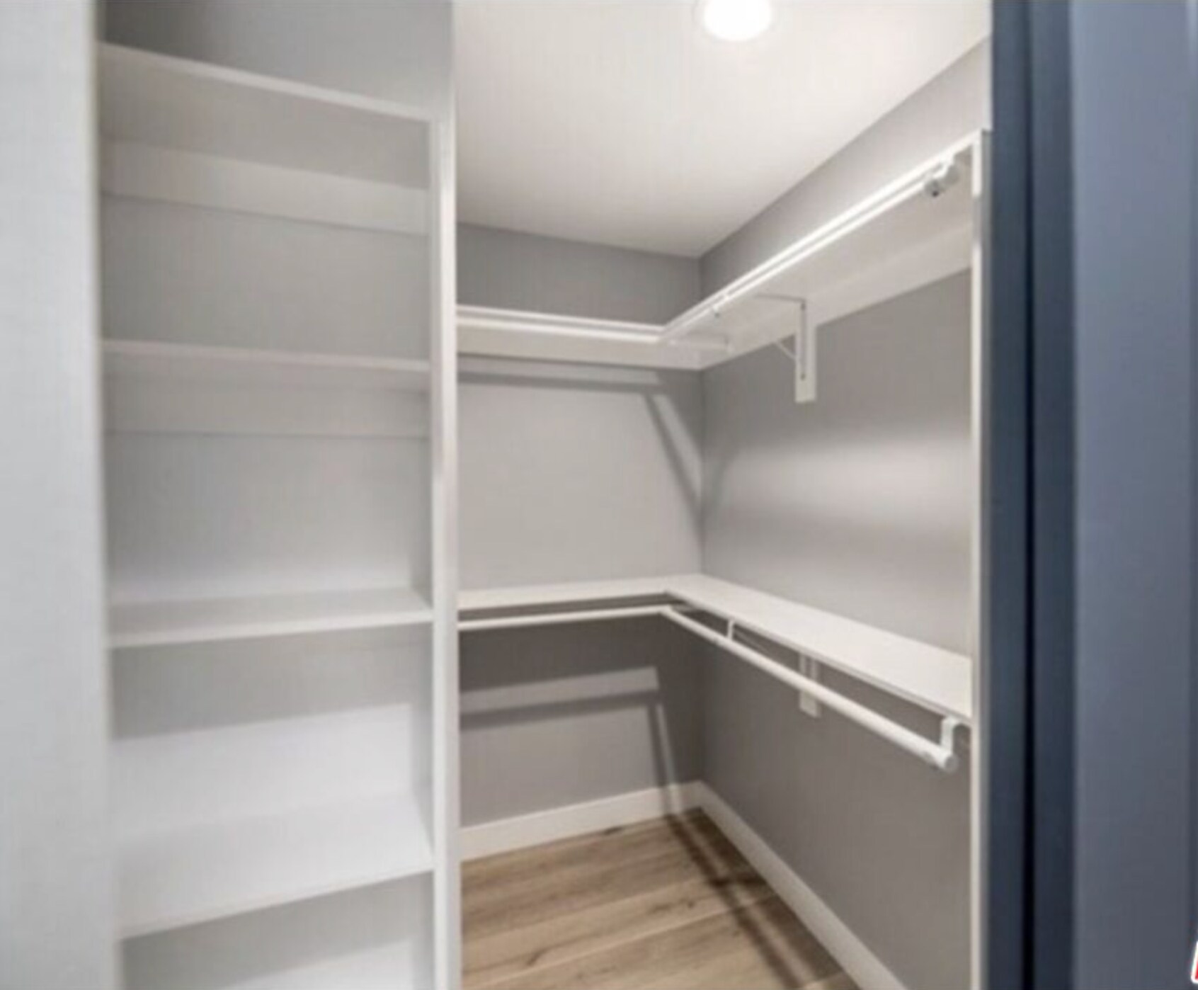 Building Photo - 1120 1/2 N Heliotrope Dr