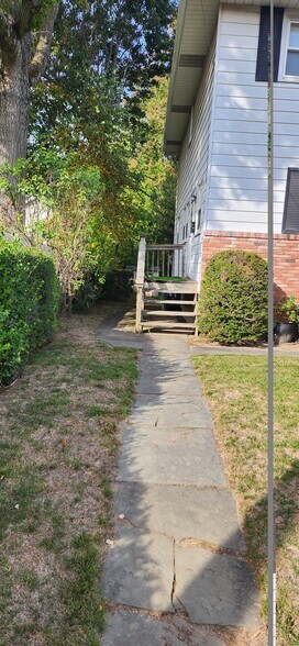 Building Photo - 40 Temple St