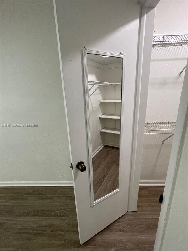 Building Photo - 10905 N Kendall Dr