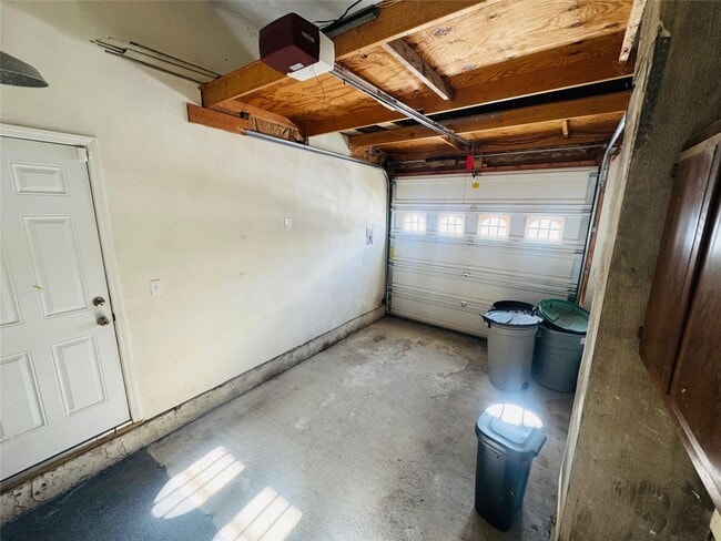 Building Photo - 2405-2405 Jenkins St