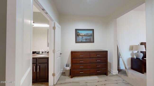 Building Photo - 945 E Playa Del Norte Dr