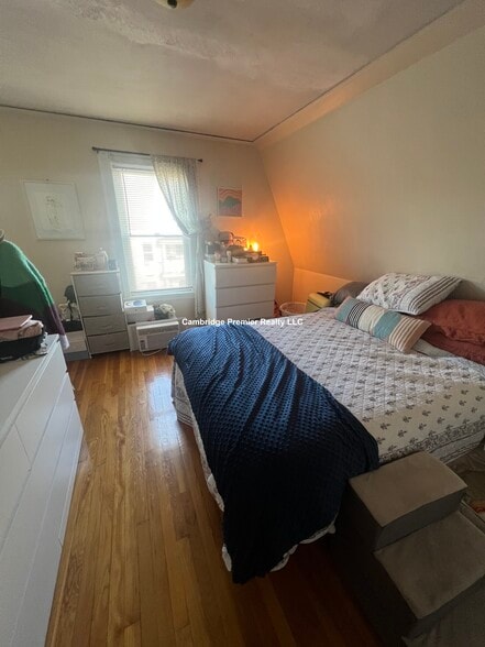 Building Photo - 13 Charnwood Rd