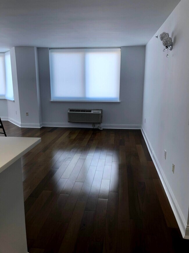 Building Photo - 20 2nd St