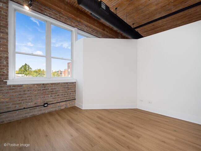 Building Photo - 1725 W North Ave
