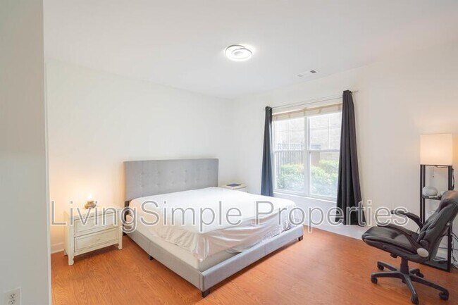 Building Photo - 501 Hungerford Dr