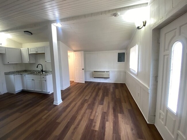 Building Photo - Beautifully upgraded studio unit