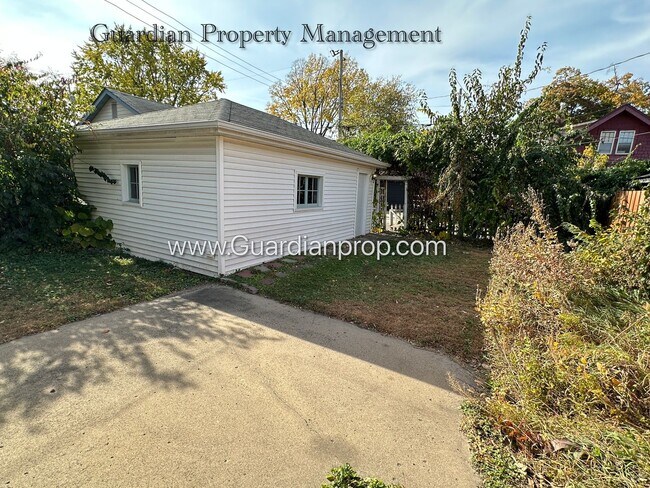 Building Photo - South Minneapolis SFH, Fenced Yard, 1 Car Garage, Dishwasher, Laundry, October Availability