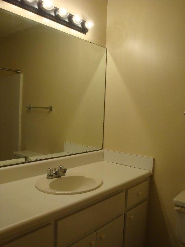 Building Photo - CUTE 2BR/2.5BA town house close to everything!