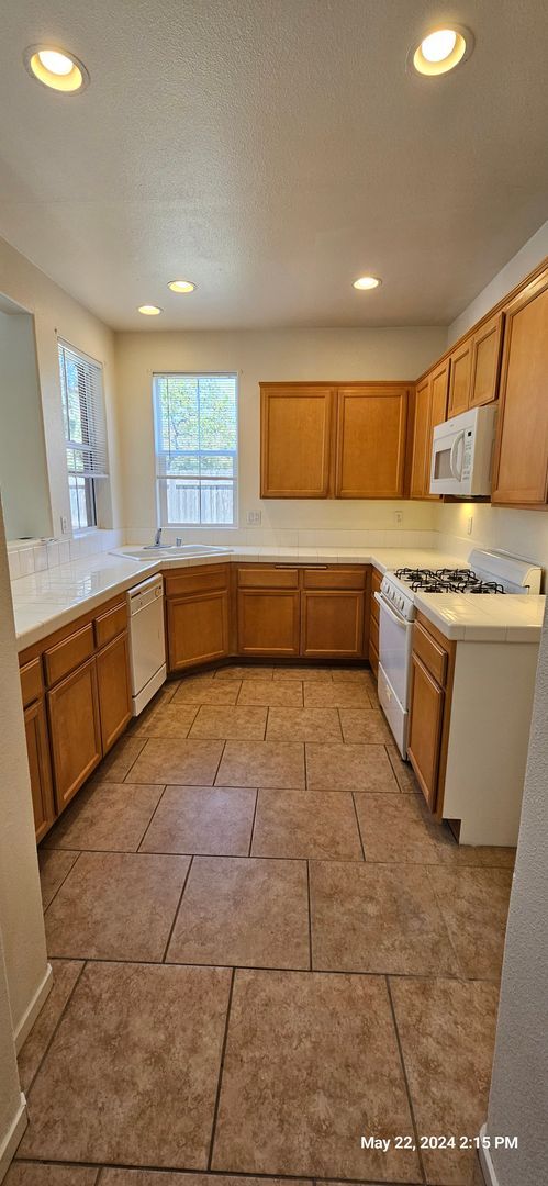 Building Photo - Autumn Glenn Large Two Story Home Near Sho...