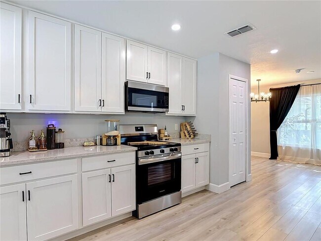 Building Photo - 8676 Hillside Dr