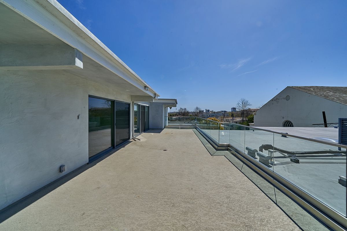 Building Photo - 145 S Maple Dr