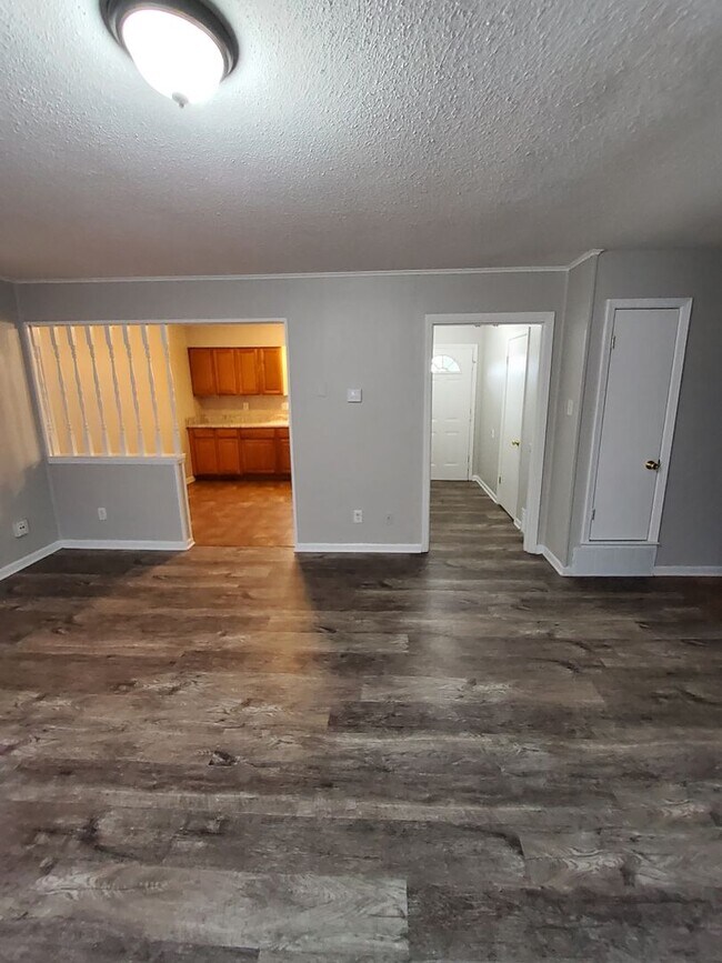 Building Photo - 3145 Briarwood Dr