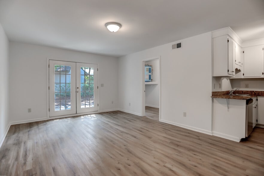 Building Photo - 1618 Poinsettia Rd