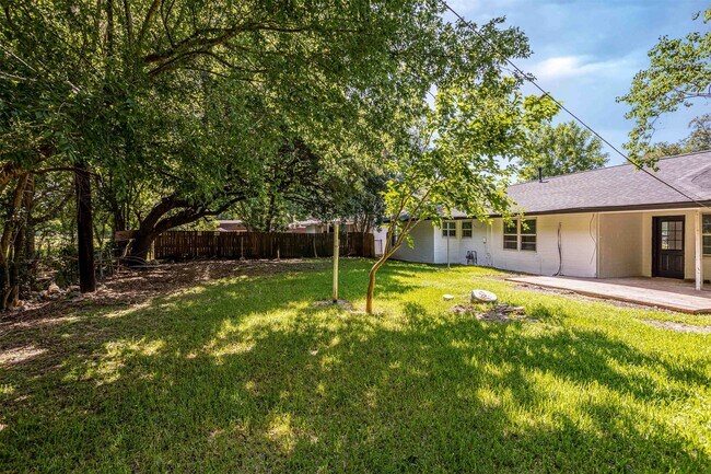 Building Photo - 608 W Lobit Ave