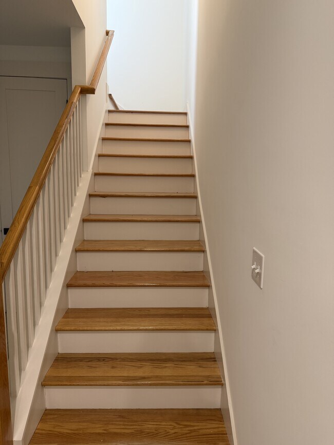 Building Photo - 105 Hart Ln