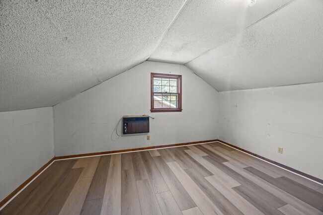 Building Photo - Charming Rental in Central Location
