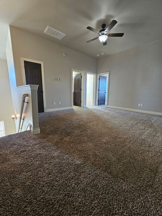 Building Photo - (2) Bed/(2.5) Bath Townhome in Gated Commu...