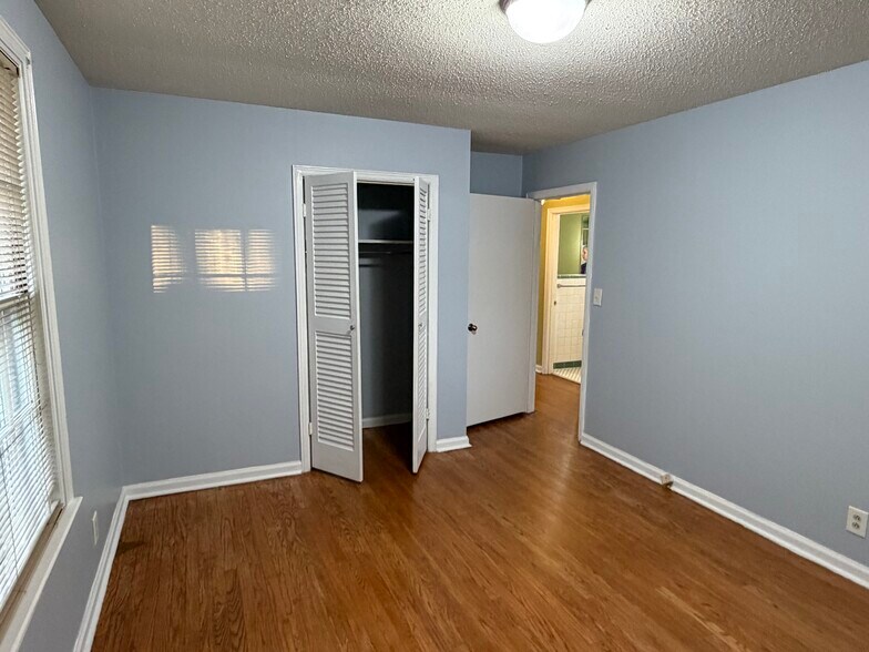 Building Photo - 2313 Ingleside Dr