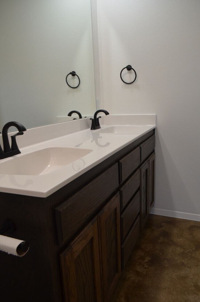 Building Photo - 977 Cline Dr