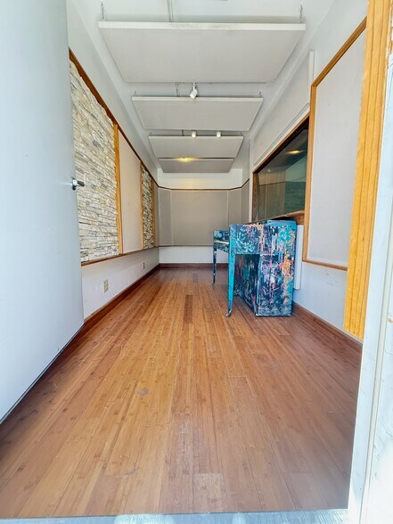 Recording Booth - 3964 Goodland Pl