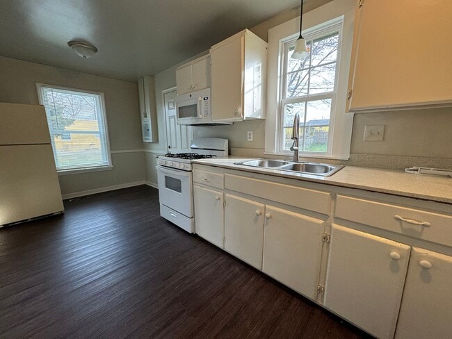 Building Photo - Cute 2 bedroom 1 Bath House!   Close to Mother Road Market!