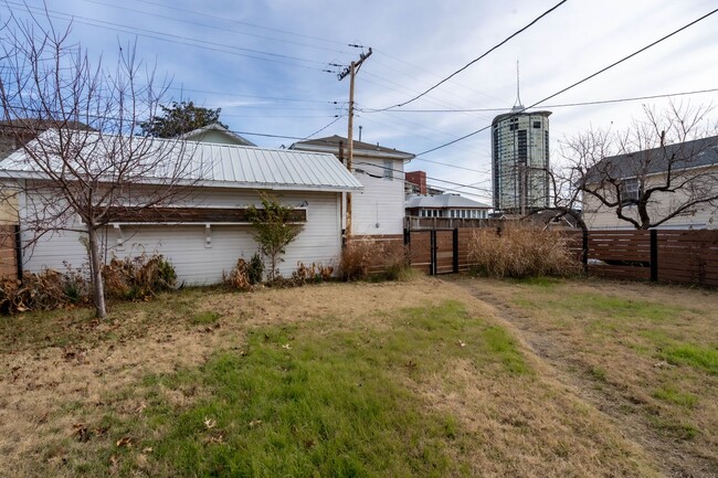 Building Photo - Gorgeous 3 Bed 2 Bath In Quiet Neighborhood