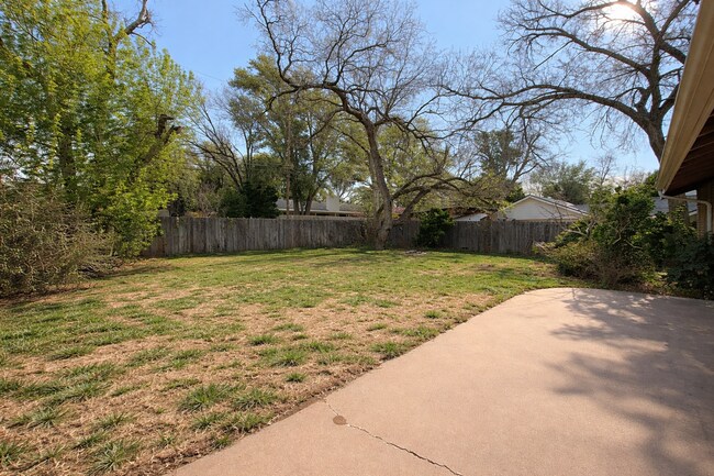 Building Photo - Spacious 3 Bedroom 2 Bath home AVAILABLE NOW!