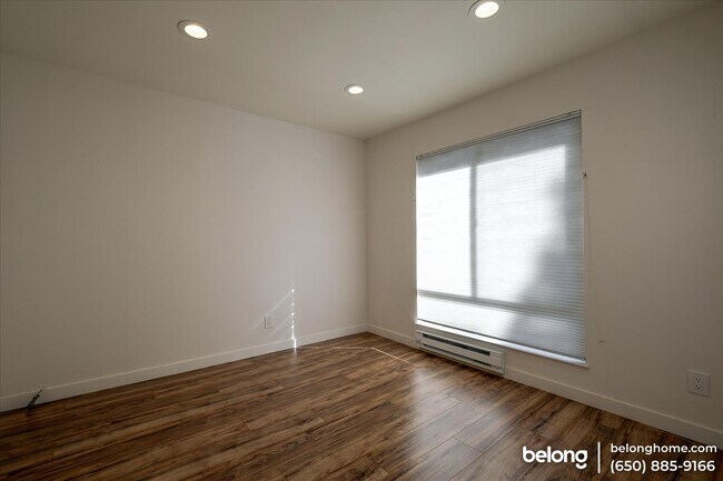 Building Photo - 7 Commodore Dr