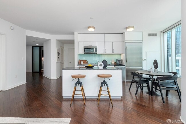 Building Photo - 301 Main St