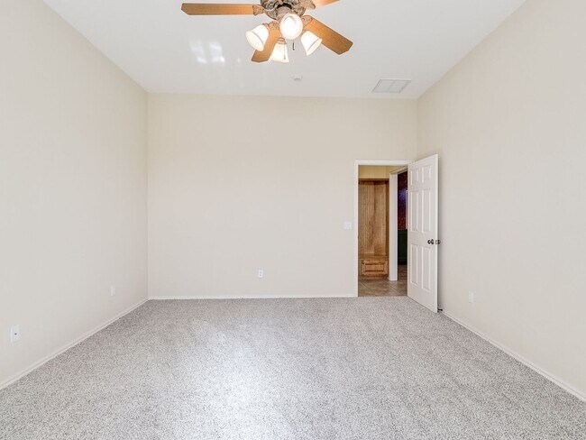 Building Photo - Beautiful Home With Lake View - 3 Bed + 2 Bath