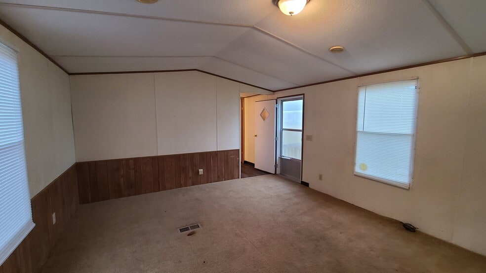 Building Photo - 77 Saturn Ln