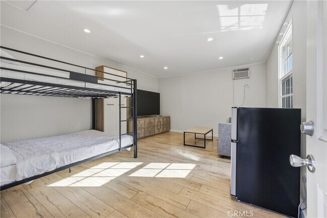 Building Photo - 630 Pioneer Dr