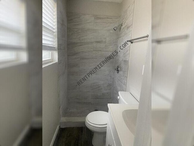 Building Photo - 1018 Harris Dr