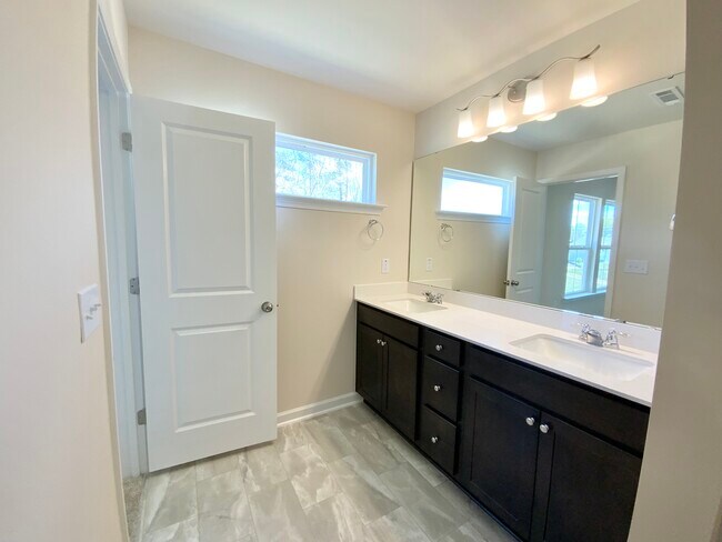 Building Photo - 836 Falls Grove Trl