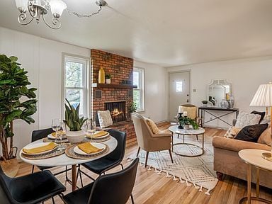 Building Photo - Adorable two bedroom, one bathroom, wester...