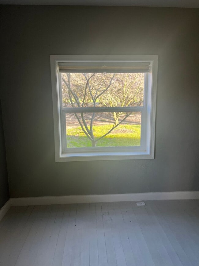 Building Photo - 2 bedroom 2 bath Country House with Big Den