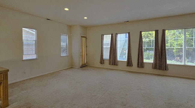 Building Photo - 397 Raven Way