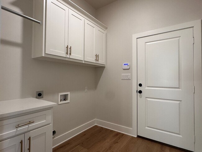 Building Photo - 9248 Villas Ct