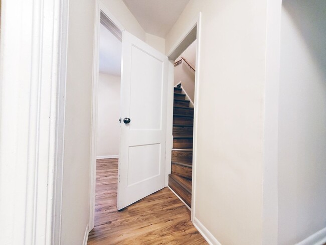 Building Photo - 3 Bed - 1 Bath Colonial for Rent | Complet...