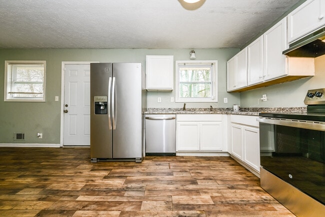 Building Photo - Fantastic 4bd/3ba home! Let yourself in!