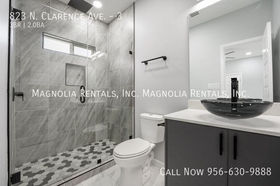 Building Photo - 823 N Clarence Ave