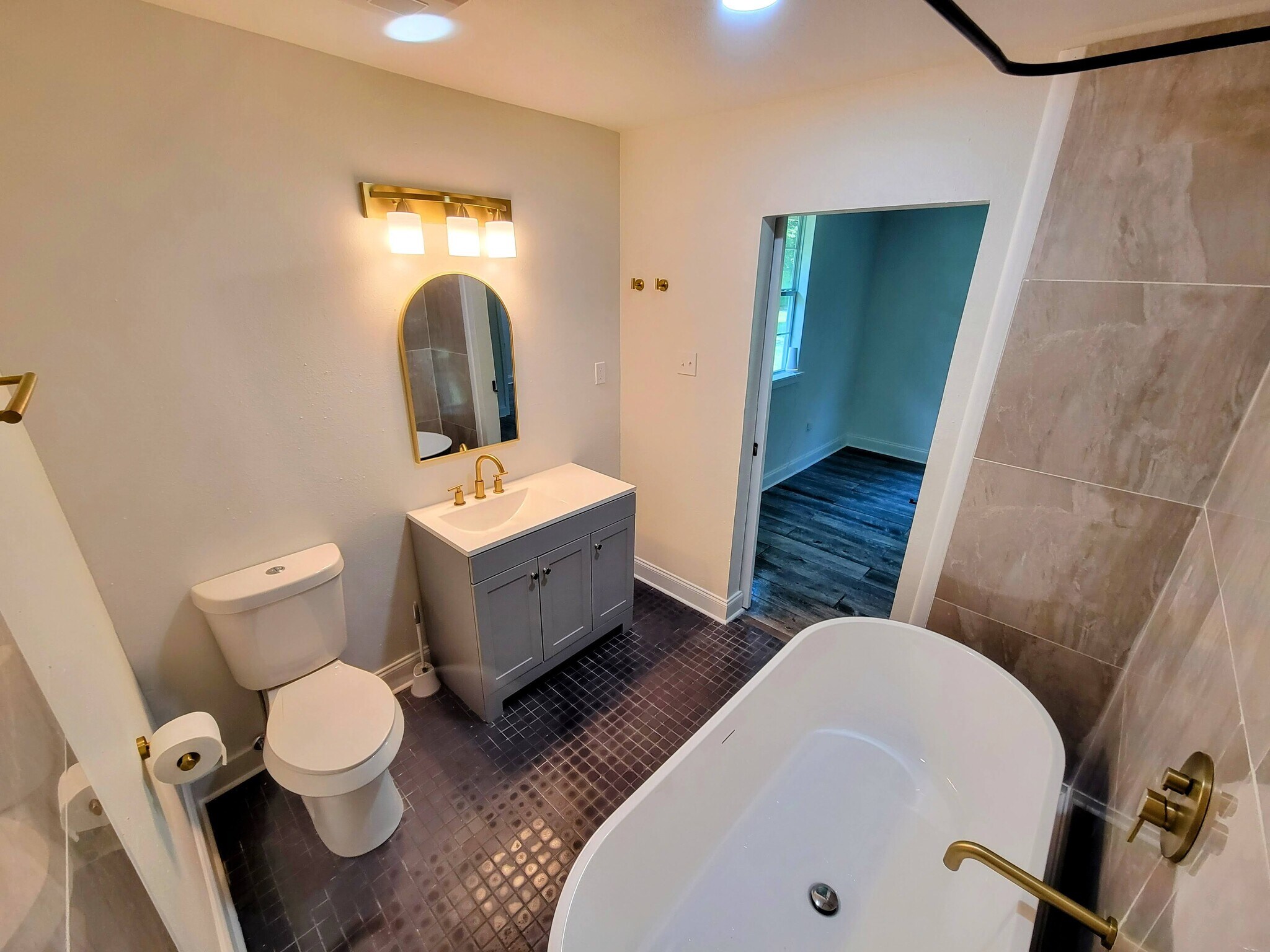 Master Bathroom - 71364 Saint Charles St