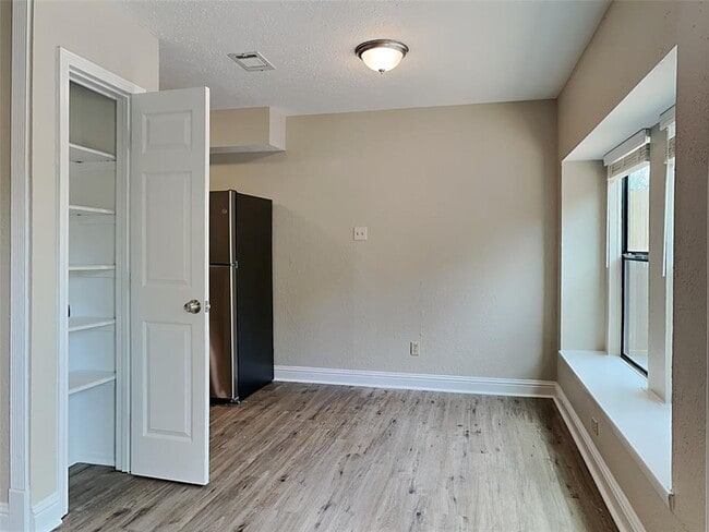 Building Photo - 7323 Silver Star Dr