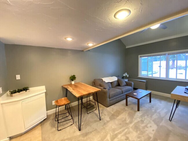 Building Photo - Cozy Condo in the Heart of Smugglers' Notc...